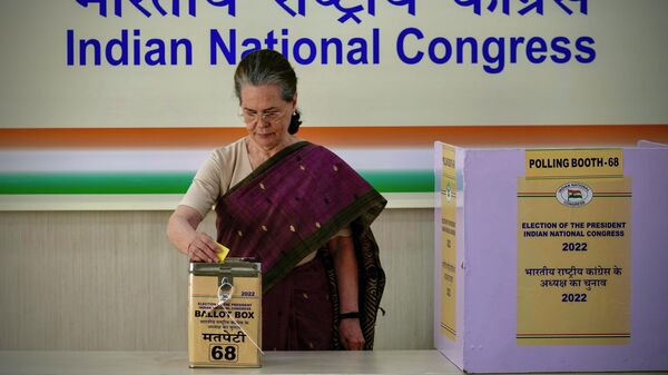 India’s main opposition Congress party’s interim president Sonia Gandhi casts her vote during the election for the party president in New Delhi, India, Monday, Oct.17, 2022. - Sputnik International