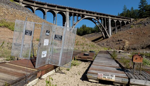 Boat docks that used to float on water sit on dry land along a section of Shasta Lake in Lakehead, California on October 16, 2022. - Shasta Lake currently sits at 32% of its capacity as drought conditions persist throughout the west.  - Sputnik International
