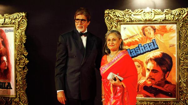 In this Monday, Nov. 12, 2012 photo, Bollywood megastar Amitabh Bachchan and his wife Jaya Bachchan pose for photographs during the premiere of the film Jab Tak Hai Jaan or As long as I Am Alive in Mumbai, India. - Sputnik International