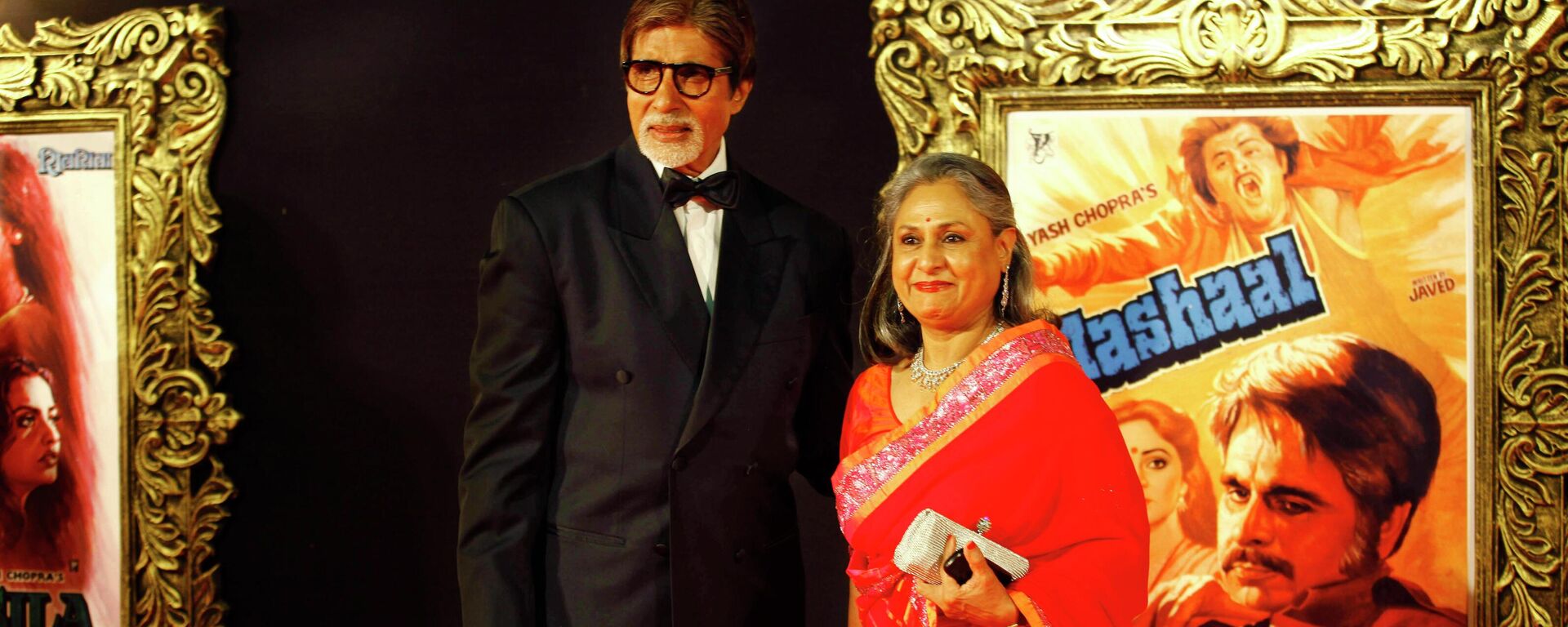 In this Monday, Nov. 12, 2012 photo, Bollywood megastar Amitabh Bachchan and his wife Jaya Bachchan pose for photographs during the premiere of the film Jab Tak Hai Jaan or As long as I Am Alive in Mumbai, India. - Sputnik International, 1920, 17.10.2022