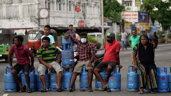 Sri Lankans block an intersection demanding cooking gas cylinders in Colombo, Sri Lanka, Saturday, May 7, 2022. - Sputnik International