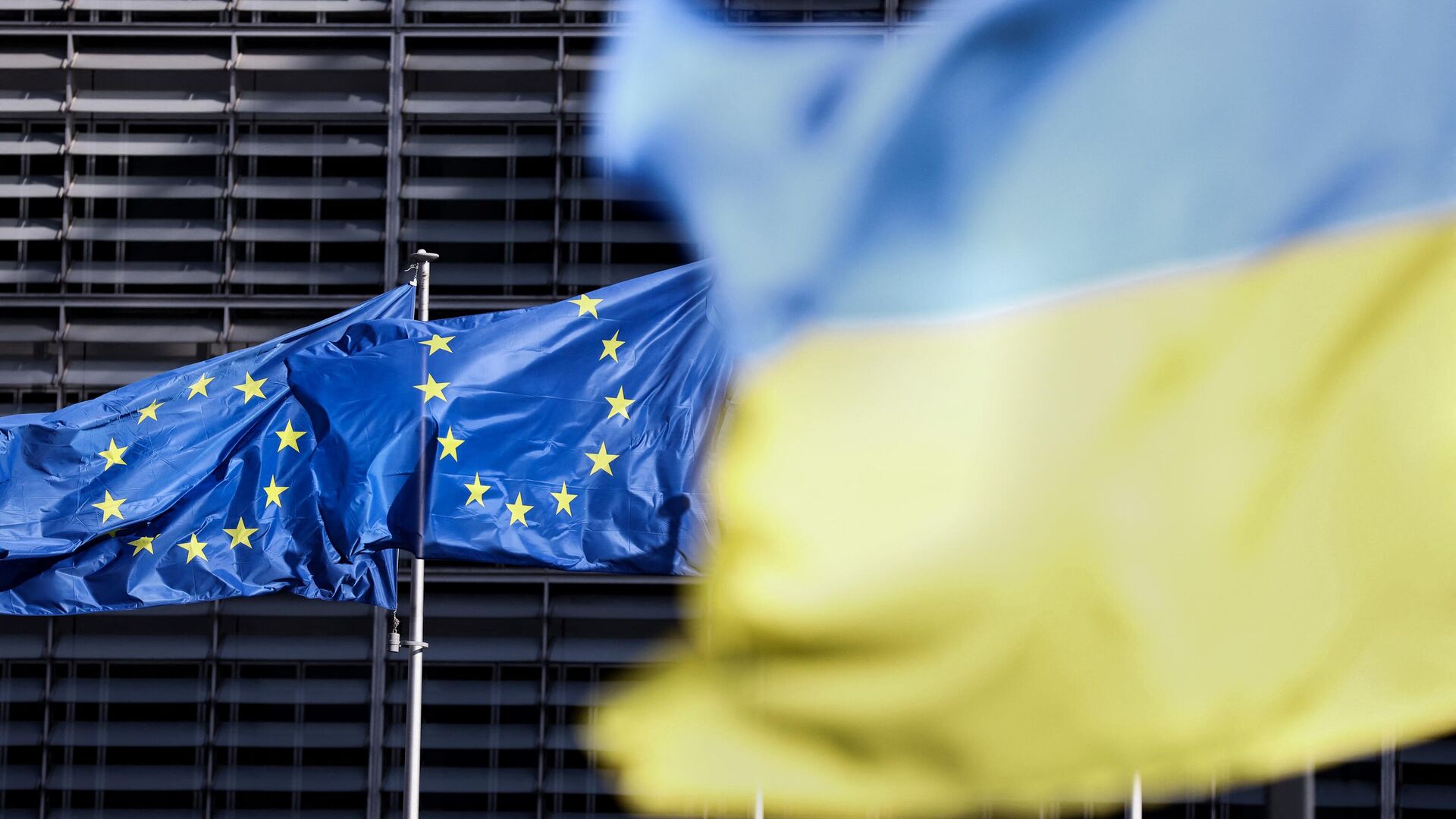 Flags of the European Union and Ukraine outside the European Council headquarters in Brussels. - Sputnik International, 1920, 20.03.2023