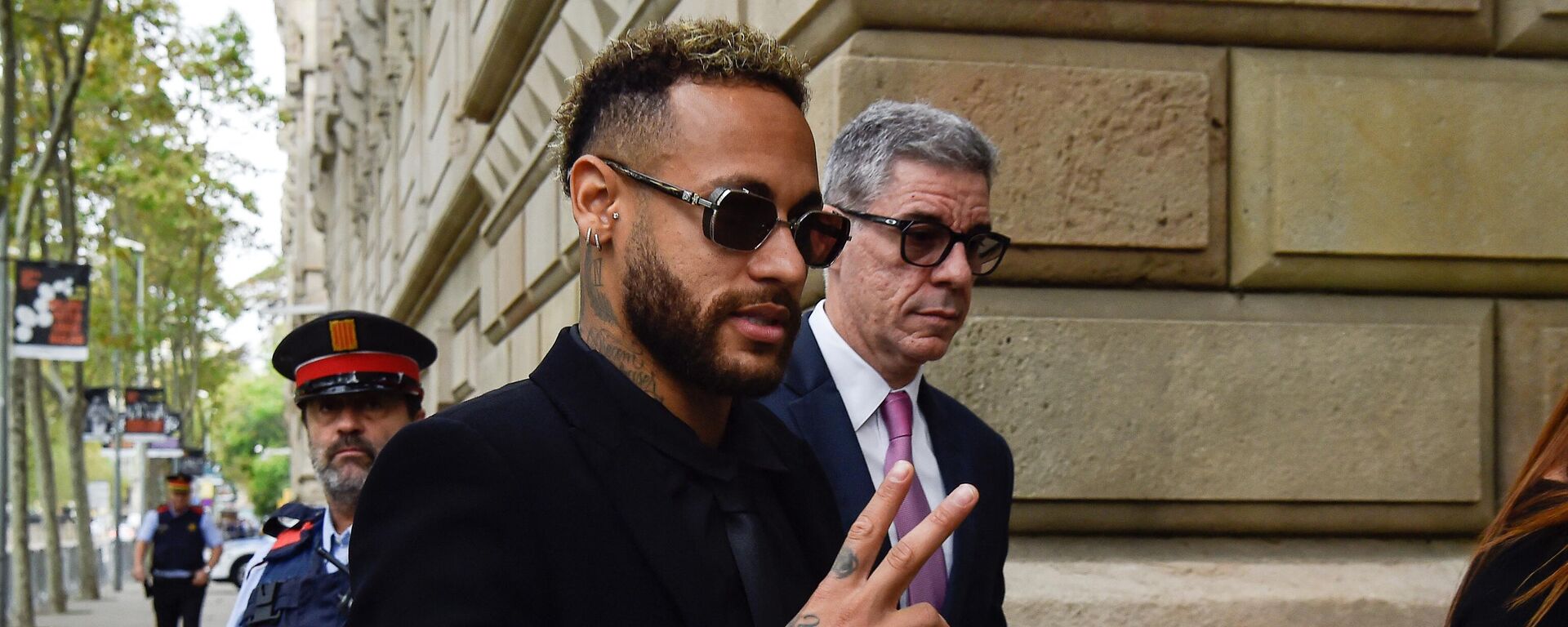Paris Saint-Germain's Brazilian forward Neymar gestures as he leaves after attending the opening audience at the courthouse in Barcelona on October 17, 2022, on the first day of his trial. - - Sputnik International, 1920, 17.10.2022