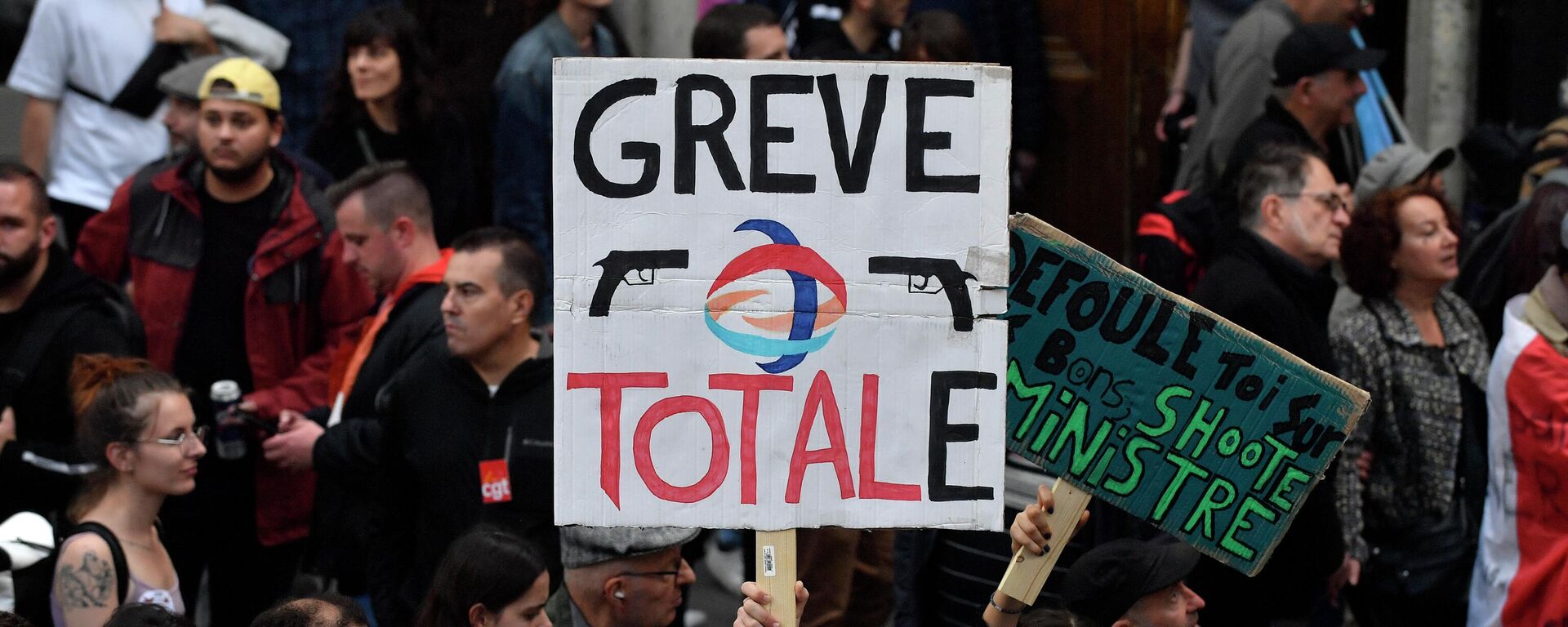 A protester holds a placard reading 'Total strike' -a play on the French energy giant TotalEnergies-  during a rally against soaring living costs and climate inaction called by French left-wing coalition NUPES (New People's Ecologic and Social Union) in Paris on October 16, 2022. - Sputnik International, 1920, 17.10.2022
