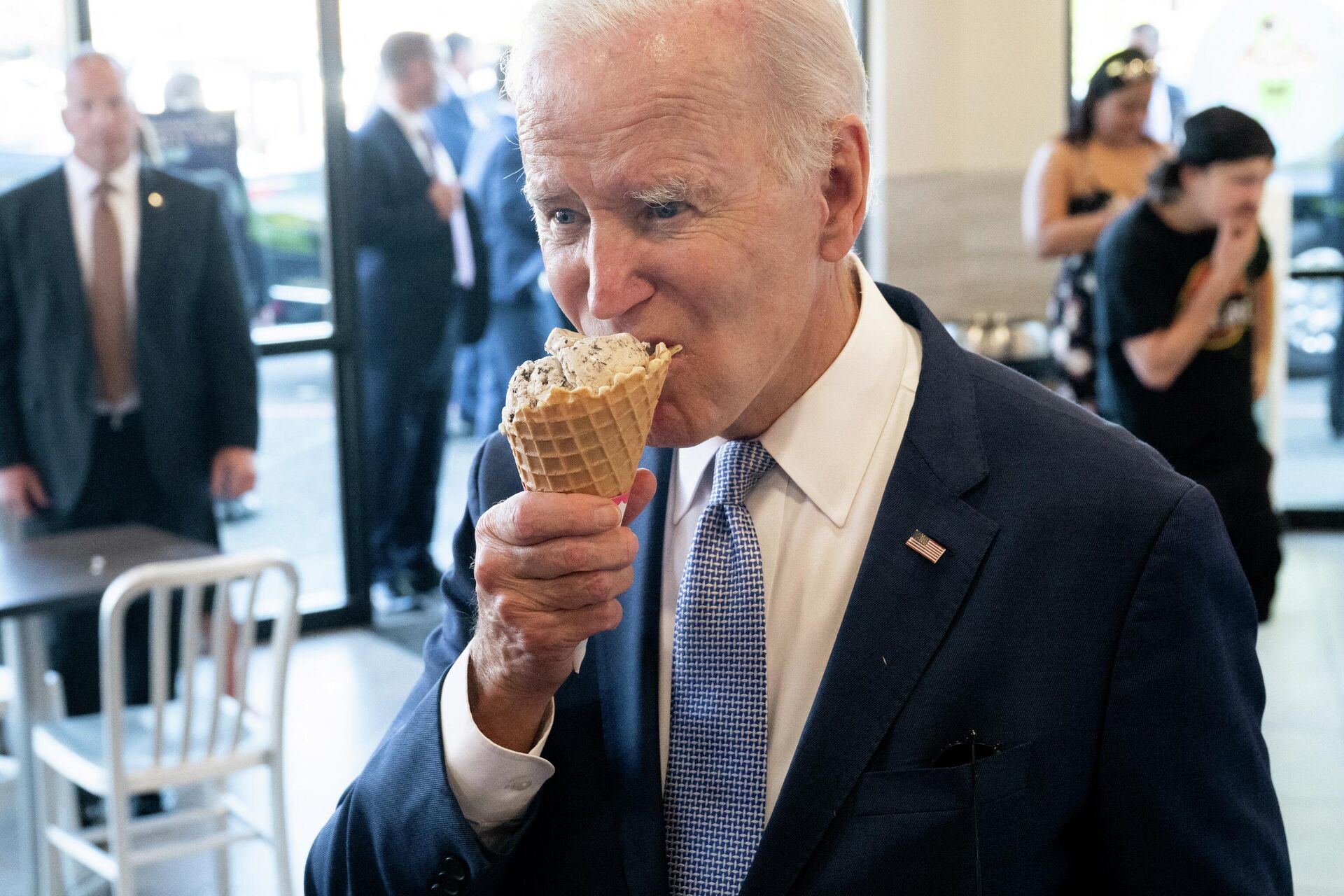 US President Joe Biden stops for ice cream at Baskin Robbins in Portland, Oregon, October 15, 2022. - Sputnik International, 1920, 05.11.2022