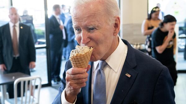US President Joe Biden stops for ice cream at Baskin Robbins in Portland, Oregon, October 15, 2022. - Sputnik International