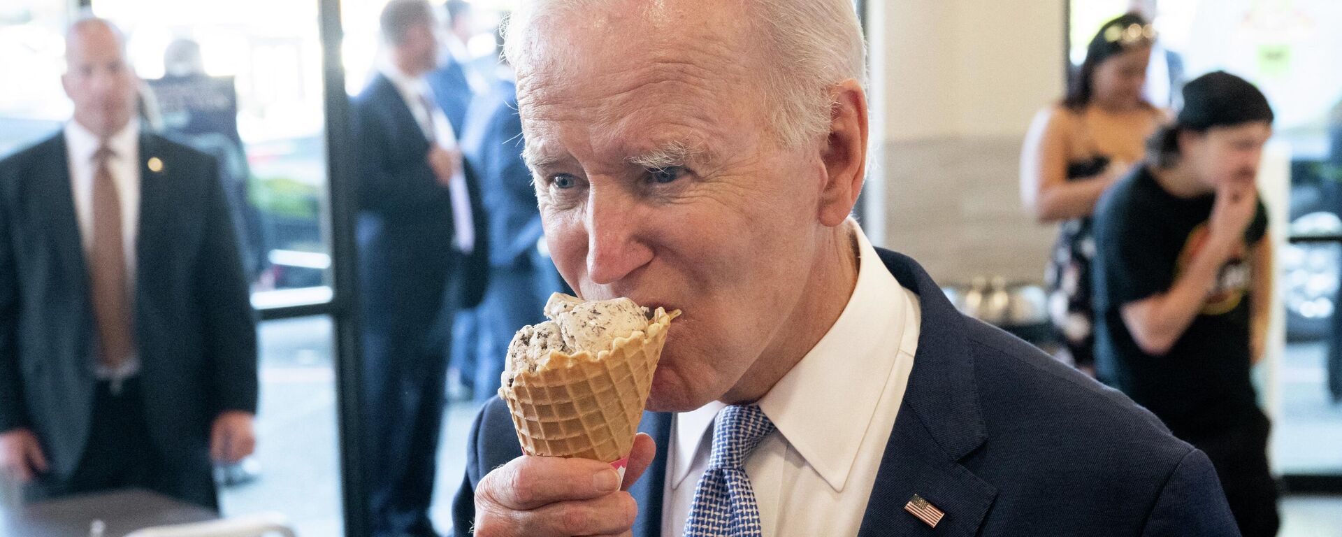 US President Joe Biden stops for ice cream at Baskin Robbins in Portland, Oregon, October 15, 2022. - Sputnik International, 1920, 09.11.2022