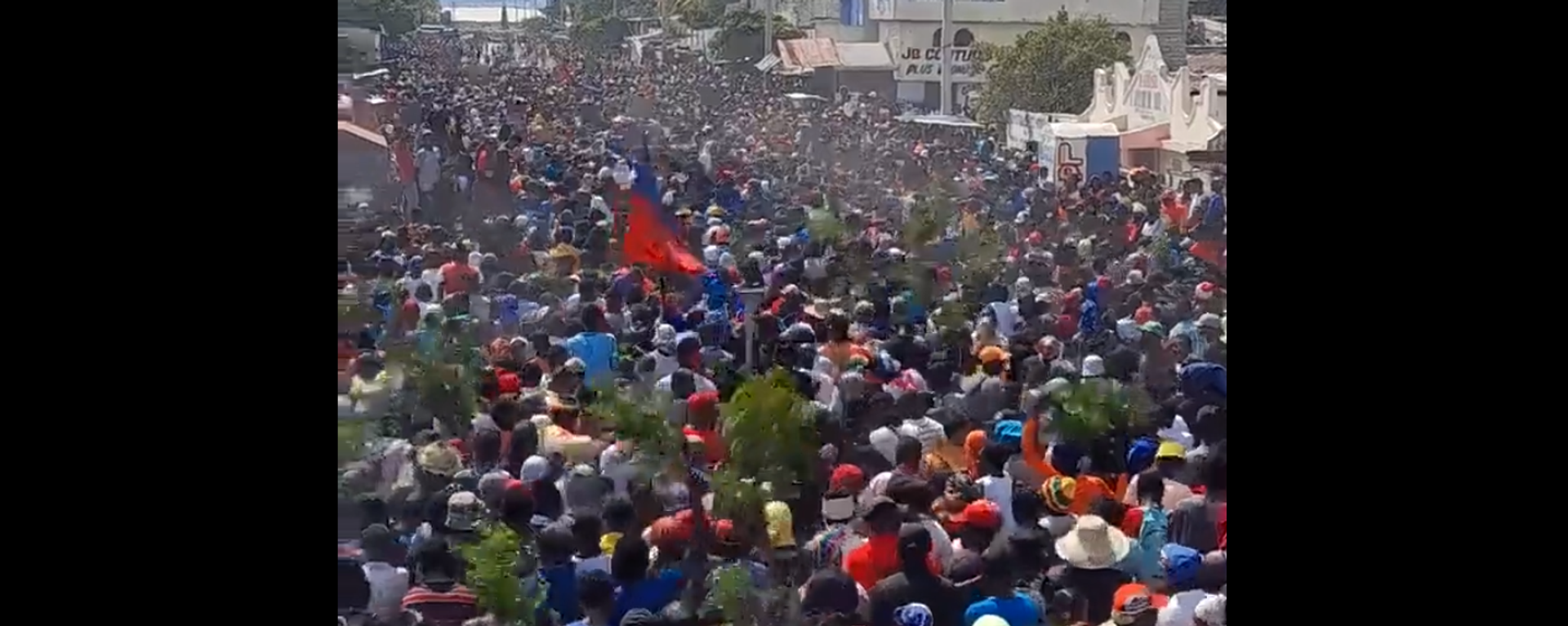 Thousands of demonstrators protest in the Cite Soleil neighborhood of Port-au-Prince, Haiti, on October 12, 2022, against a possible new intervention by foreign troops. They also called for the resignation of Acting Prime Minister Ariel Henry. - Sputnik International, 1920, 27.01.2023