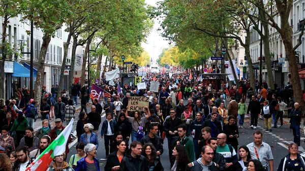 People gather for a march against the high cost of living and climate inaction in Paris, France, Sunday Oct. 16, 2022. - Sputnik International