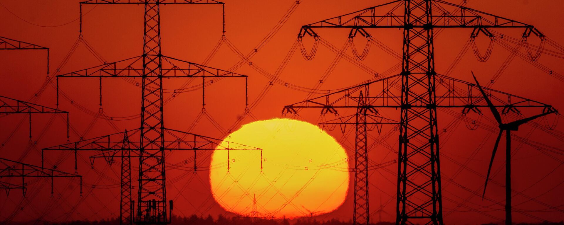 The sun rises behind power poles on the outskirts of Frankfurt, Germany, on May 15, 2022.  - Sputnik International, 1920, 13.06.2023