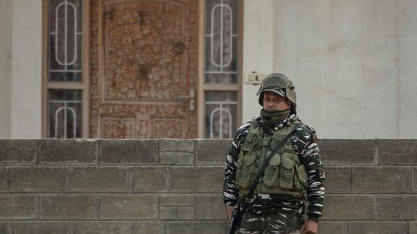 An Indian paramilitary soldier stands guard as National Investigation Agency personnel search the premises of Agence France-Presse’s Kashmir correspondent Parvaiz Bukhari on the outskirts of Srinagar, Indian controlled Kashmir, Wednesday, Oct. 28, 2020. - Sputnik International