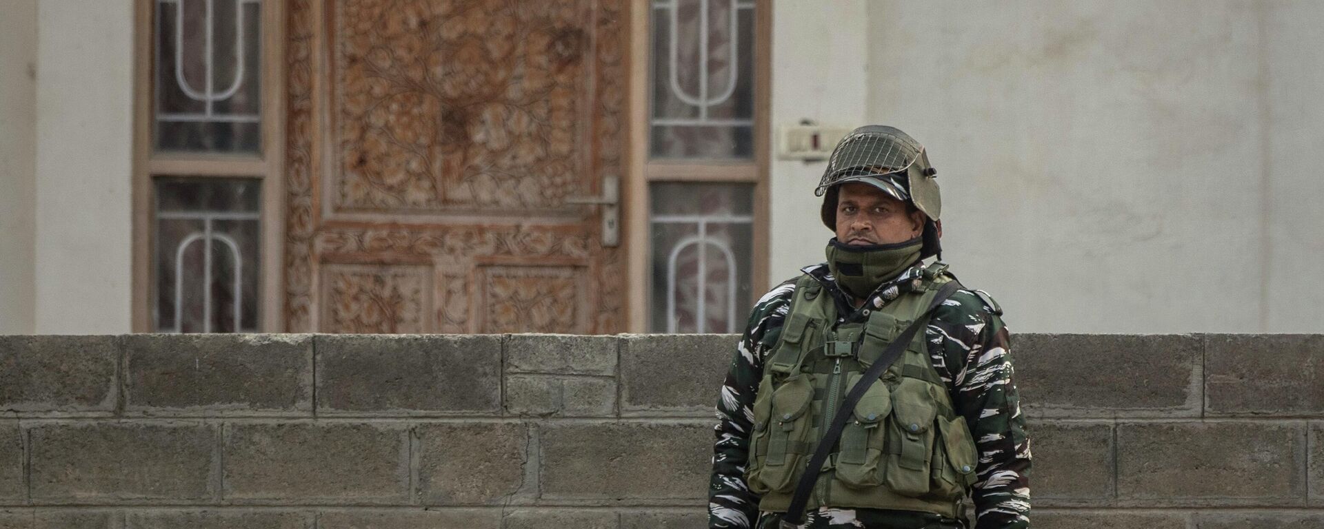 An Indian paramilitary soldier stands guard as National Investigation Agency personnel search the premises of Agence France-Presse’s Kashmir correspondent Parvaiz Bukhari on the outskirts of Srinagar, Indian controlled Kashmir, Wednesday, Oct. 28, 2020. - Sputnik International, 1920, 18.10.2022