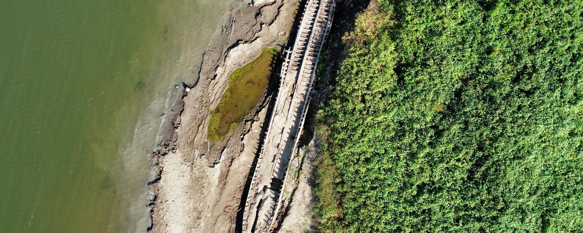 A shipwreck is exposed along the banks of the Mississippi River in Baton Rouge, due to low water levels, on Tuesday, Oct. 18, 2022, in Baton Rouge, La. Archaeologists believe the ship is a ferry that was built in the late 1800s or early 1900s and sunk in 1915. - Sputnik International, 1920, 19.10.2022