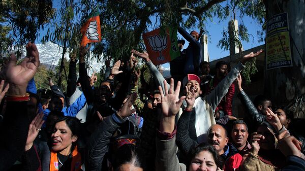 Supporters of the Bhartiya Janata Party or BJP celebrate after their candidate's victory outside a poll counting center in Dharmsala, in the Indian state of Himachal Pradesh, Monday, Dec. 18, 2017. - Sputnik International