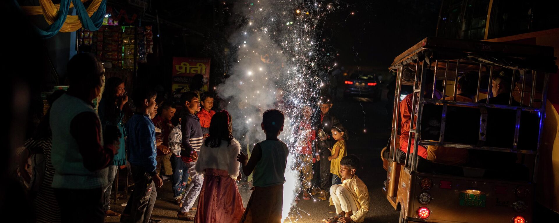 Children play with firecrackers during Diwali celebrations in New Delhi, India, Thursday, Nov. 4, 2021. - Sputnik International, 1920, 19.10.2022