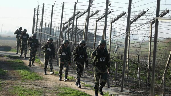 Indian Border Security Force (BSF) soldiers patrol near the India-Pakistan border fencing at Suchet Garh in Ranbir Singh Pura, Jammu and Kashmir, India, Jan. 23, 2020. - Sputnik International