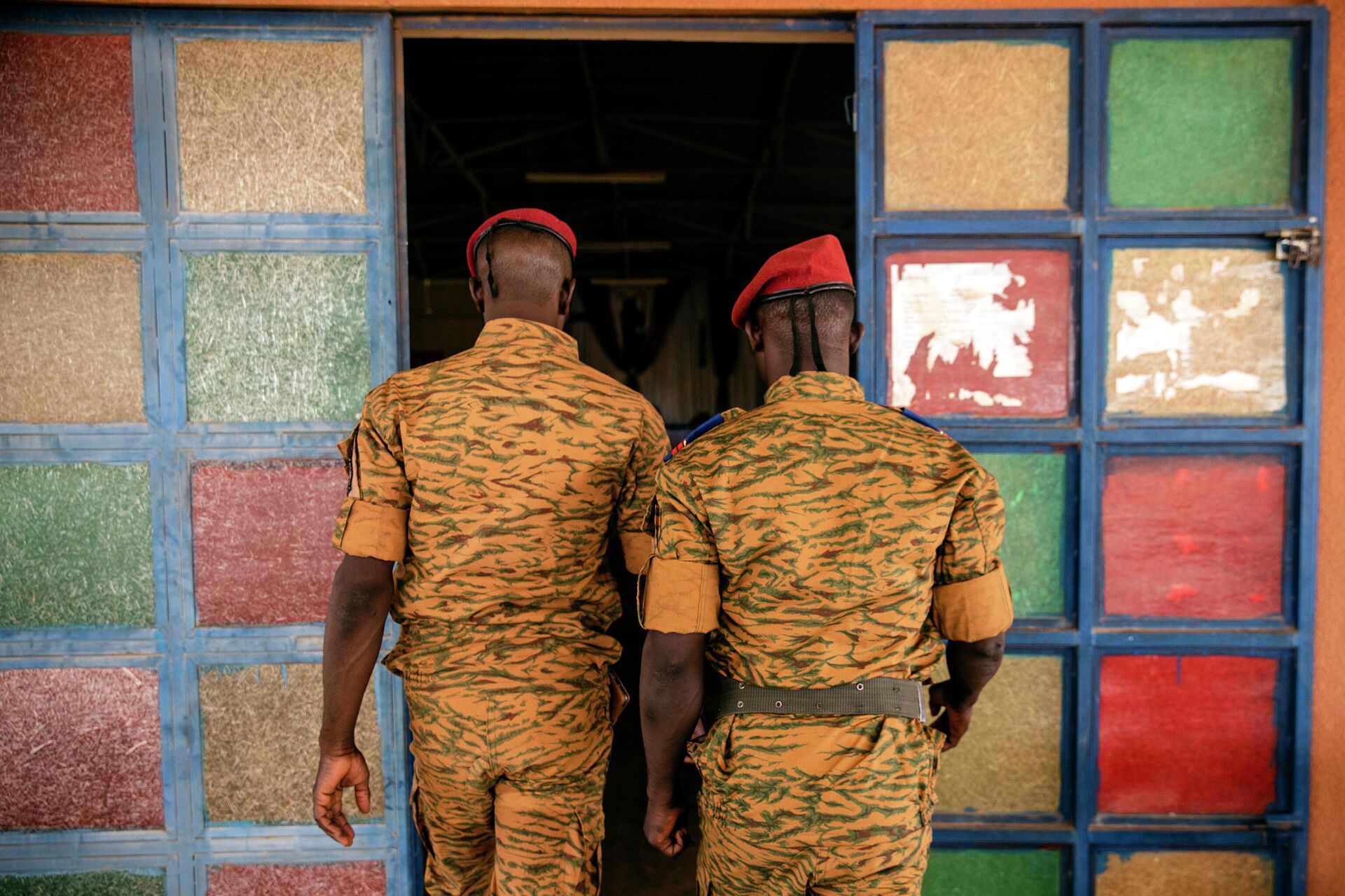 Two soldiers enter the Catholic church at the 10th RCAS army barracks in Kaya, Burkina Faso, Saturday, April 10, 2021 - Sputnik International, 1920, 04.11.2022