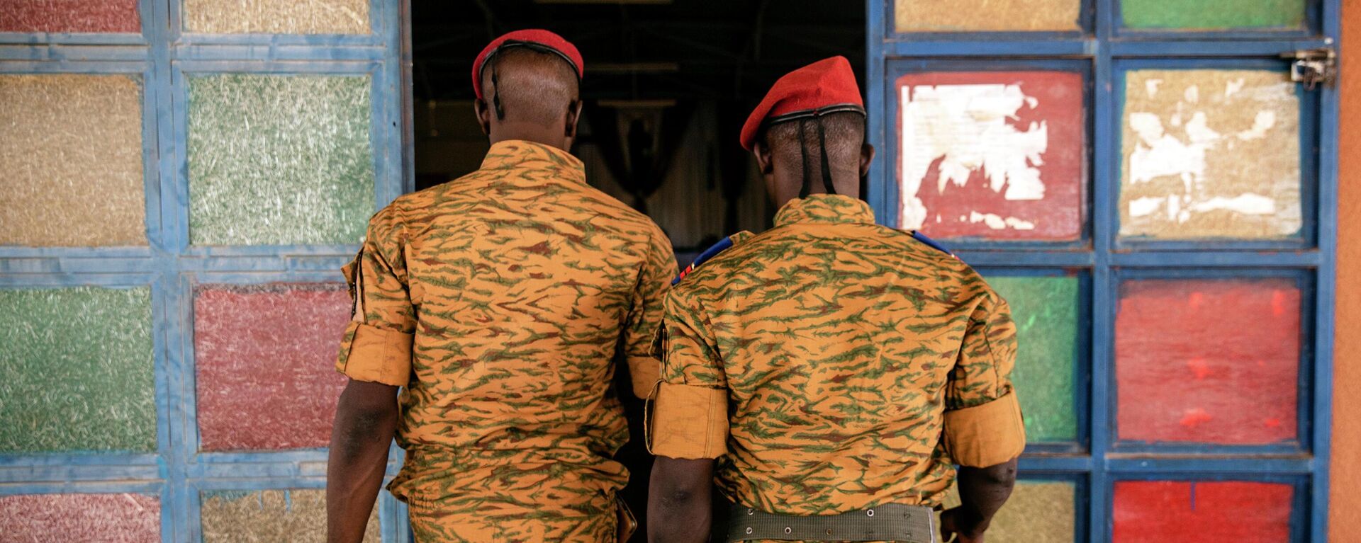 Two soldiers enter the Catholic church at the 10th RCAS army barracks in Kaya, Burkina Faso, Saturday, April 10, 2021 - Sputnik International, 1920, 19.10.2022