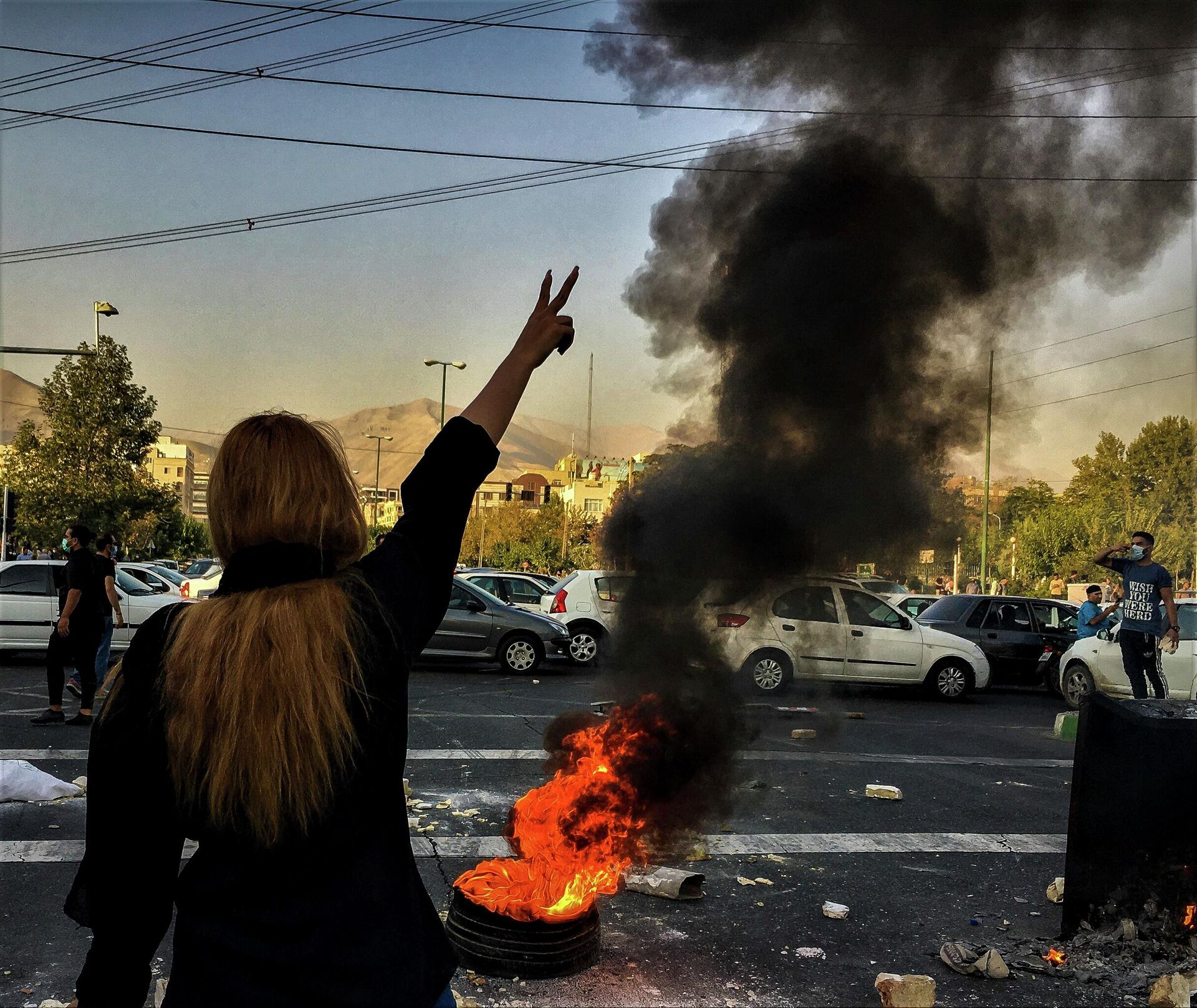 Iranians woman protests a 22-year-old woman Mahsa Amini's death after she was detained by the morality police, in Tehran, Saturday, Oct. 1, 2022. in this photo taken by an individual not employed by the Associated Press and obtained by the AP outside Iran. - Sputnik International, 1920, 14.11.2022