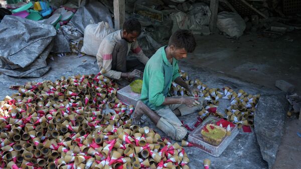 Indian workers make firecrackers for the upcoming Hindu festival Diwali at a factory on the outskirts of Ahmedabad, India, Sunday, Oct. 16, 2022. - Sputnik International