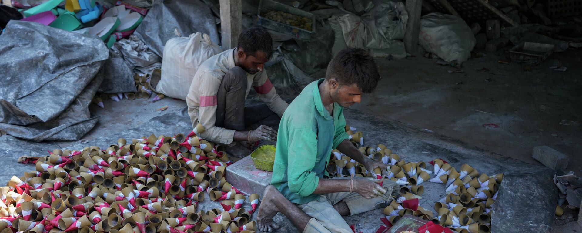 Indian workers make firecrackers for the upcoming Hindu festival Diwali at a factory on the outskirts of Ahmedabad, India, Sunday, Oct. 16, 2022. - Sputnik International, 1920, 20.10.2022