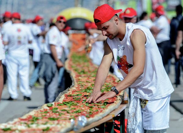 Неаполитанские производители пиццы пытаются испечь самую длинную пиццу, чтобы побить мировой рекорд Гиннеса, 18 мая 2016 года - Sputnik International