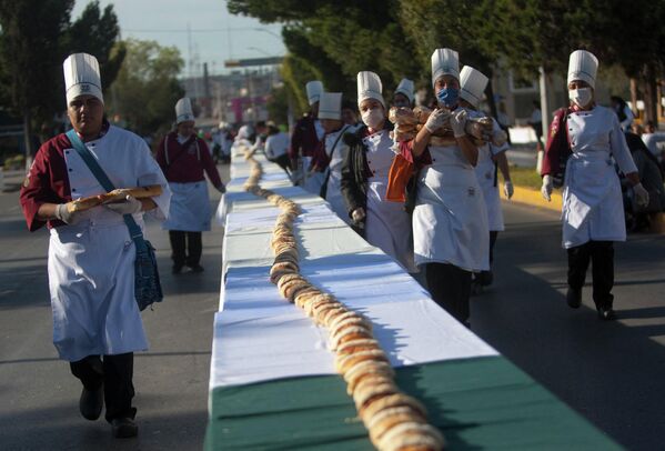 Cтуденты побили мировой рекорд Гиннесса, приготовив самый длинный в мире королевский торт, Мексика, 6 декабря 2019 год - Sputnik International