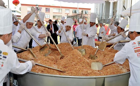 Китайские и костариканские повара готовят самый большой в мире жареный рис 12 февраля 2013 года, Сан-Хосе - Sputnik International