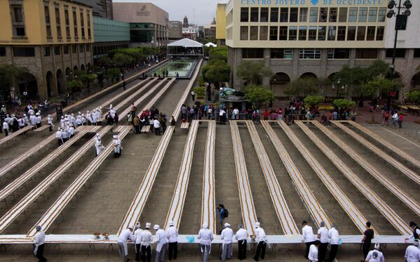 Столы с 80 тысячами тако длиной 2,5 км, установившие новый рекорд Гиннесса 15 февраля 2015 года в Гвадалахаре, Мексика - Sputnik International