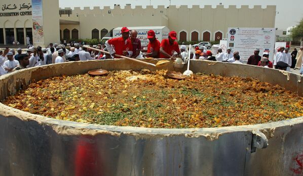 Оманские мужчины перемешивают ингредиенты в большой кастрюле, готовя традиционное блюдо Кабса, пытаясь установить новый мировой рекорд Гиннесса в Маскате 23 июля 2010 года - Sputnik International