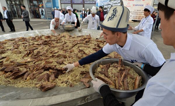Кыргызские повара готовят самый большой бешбармак, пытаясь попасть в Книгу рекордов Гиннеса 11 марта 2018 года в Бишкеке - Sputnik International