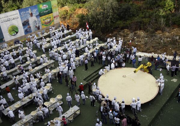 Ливанские повара готовят самую большую тарелку хумуса, чтобы установить новый мировой рекорд Гиннеса,  Бейрут, 8 мая 2010 года - Sputnik International