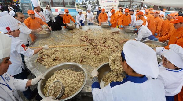 Кыргызские повара готовят самый большой бешбармак, пытаясь попасть в Книгу рекордов Гиннеса 11 марта 2018 года в Бишкеке - Sputnik International