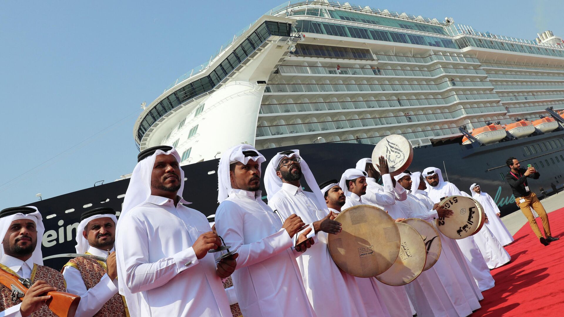 Qatari folk art group welcomes tourists at Doha Port during the launch of a new temporary passenger terminal as Qatar works to increase the number of cruise ships making calls in the Gulf state, in the Qatari capital Doha, on October 22, 2019. - Sputnik International, 1920, 20.10.2022