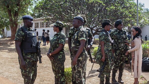Malawi Police officers stand by as they manage Malawi opposition party supporters and members outside Lilongwe High Court in Lilongwe, Malawi, on June 26, 2019, while an election related case is taking place inside. - Sputnik International