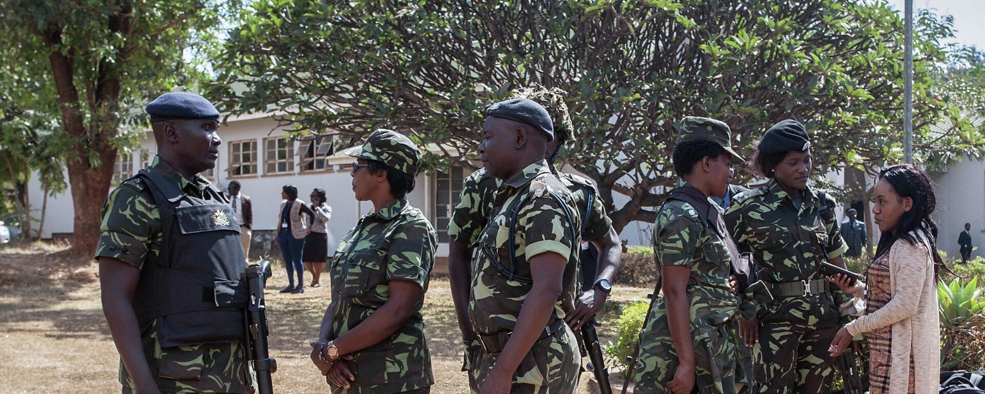 Malawi Police officers stand by as they manage Malawi opposition party supporters and members outside Lilongwe High Court in Lilongwe, Malawi, on June 26, 2019, while an election related case is taking place inside. - Sputnik International, 1920, 20.10.2022