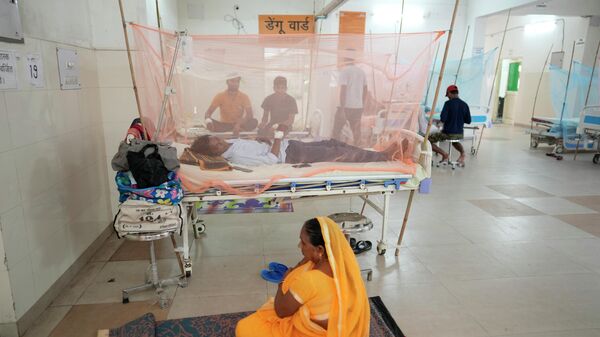 Dengue patients receive treatment at the dengue ward of the government Tej Bahadur Sapru hospital in Prayagraj, in the northern Indian state of Uttar Pradesh, Thursday, Oct. 13, 2022. - Sputnik International