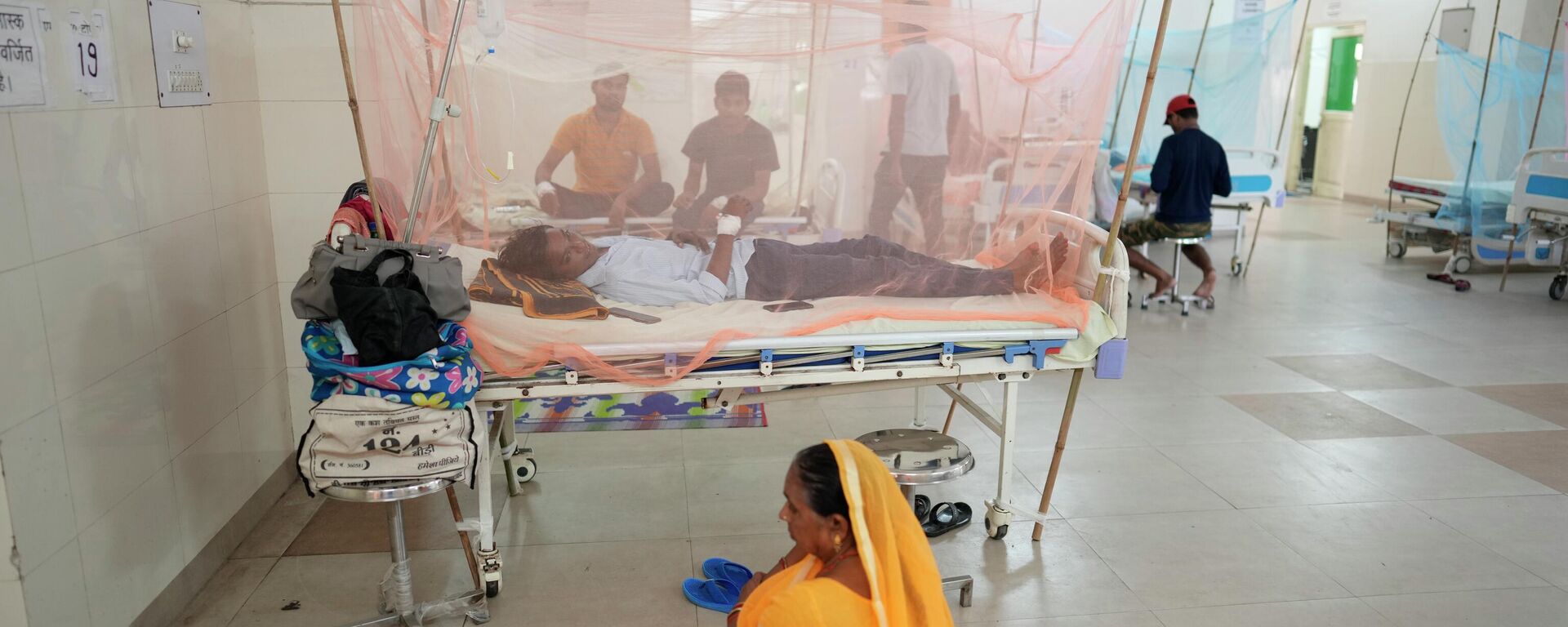 Dengue patients receive treatment at the dengue ward of the government Tej Bahadur Sapru hospital in Prayagraj, in the northern Indian state of Uttar Pradesh, Thursday, Oct. 13, 2022. - Sputnik International, 1920, 21.10.2022