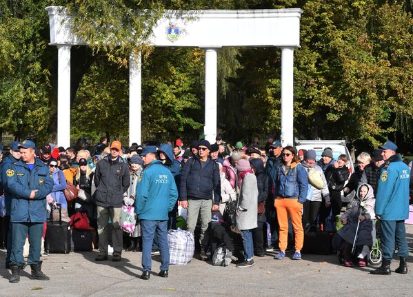 Kherson residents amid evacuation to the left bank of the Dnepr river. - Sputnik International