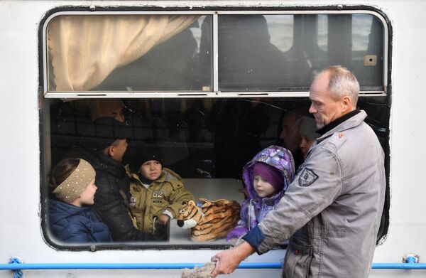 Kherson residents amid evacuation to the left bank of the Dnepr river. - Sputnik International
