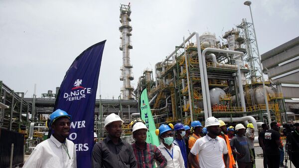 Workers stand in front of a newly inaugurated Dangote fertilizer plant in Lagos, Nigeria, Tuesday, March 22, 2022.  - Sputnik International