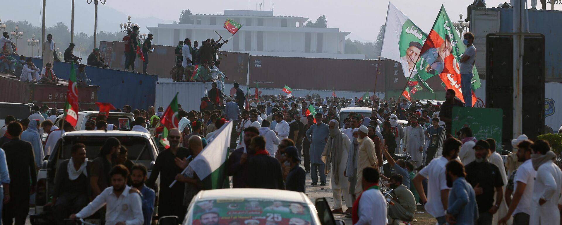 Supporters of Pakistan’s defiant former Prime Minister Imran Khan stand on shipping containers after removing them to open a road during an anti-government rally in Islamabad, Pakistan, Thursday, May 26, 2022. - Sputnik International, 1920, 21.10.2022