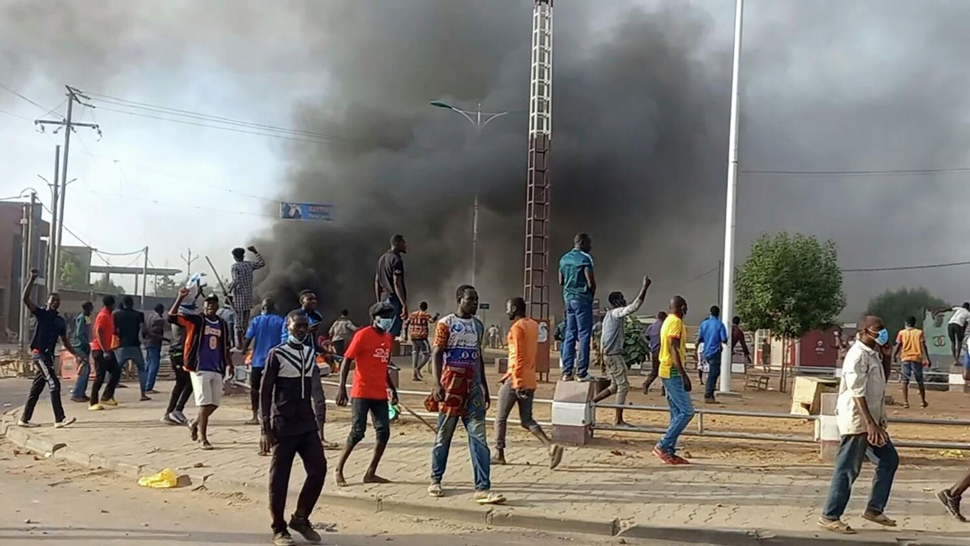 Anti-government demonstrators set a barricade on fire during clashes in N'Djamena, Chad - Sputnik International, 1920, 25.10.2022