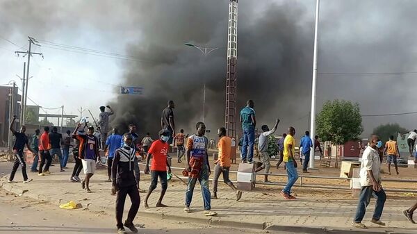 Anti-government demonstrators set a barricade on fire during clashes in N'Djamena, Chad - Sputnik International