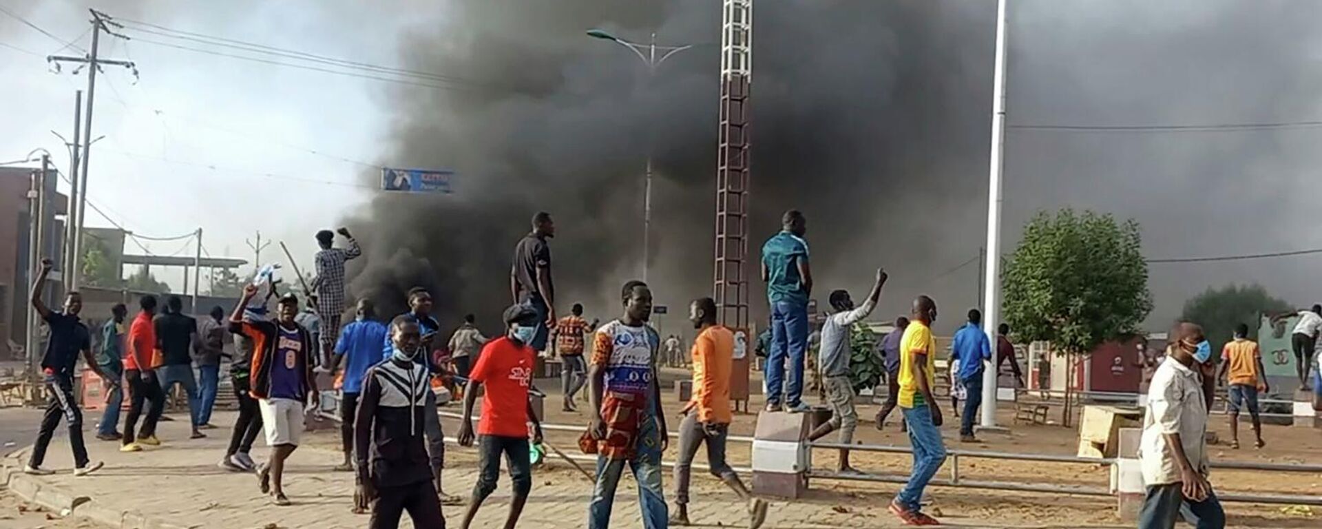 Anti-government demonstrators set a barricade on fire during clashes in N'Djamena, Chad - Sputnik International, 1920, 21.10.2022