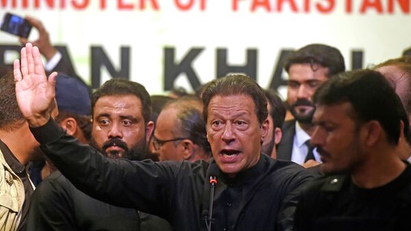 Pakistan's former Prime Minister Imran Khan (C) speaks at an event of Karachi Bar Association in Karachi on October 14, 2022 - Sputnik International