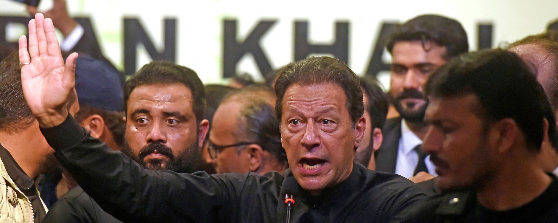 Pakistan's former Prime Minister Imran Khan (C) speaks at an event of Karachi Bar Association in Karachi on October 14, 2022 - Sputnik International, 1920, 22.10.2022