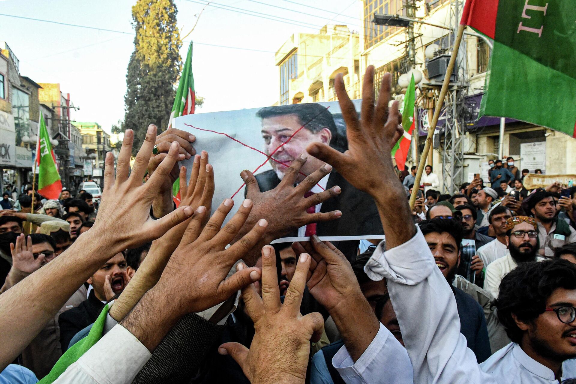 Activists of Pakistan Tehreek-e-Insaf (PTI) party carry picture of Chief Election Commissioner of Pakistan Sikandar Sultan Raja during a protest against the disqualifying decision of former prime minister Imran Khan on a street in Quetta on October 21, 2022.  - Sputnik International, 1920, 22.10.2022