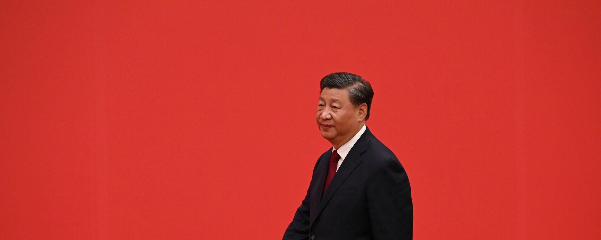 China's President Xi Jinping walks ahead of members of the Chinese Communist Party's new Politburo Standing Committee, the nation's top decision-making body, as they meet the media in the Great Hall of the People in Beijing on October 23, 2022.  - Sputnik International, 1920, 23.10.2022