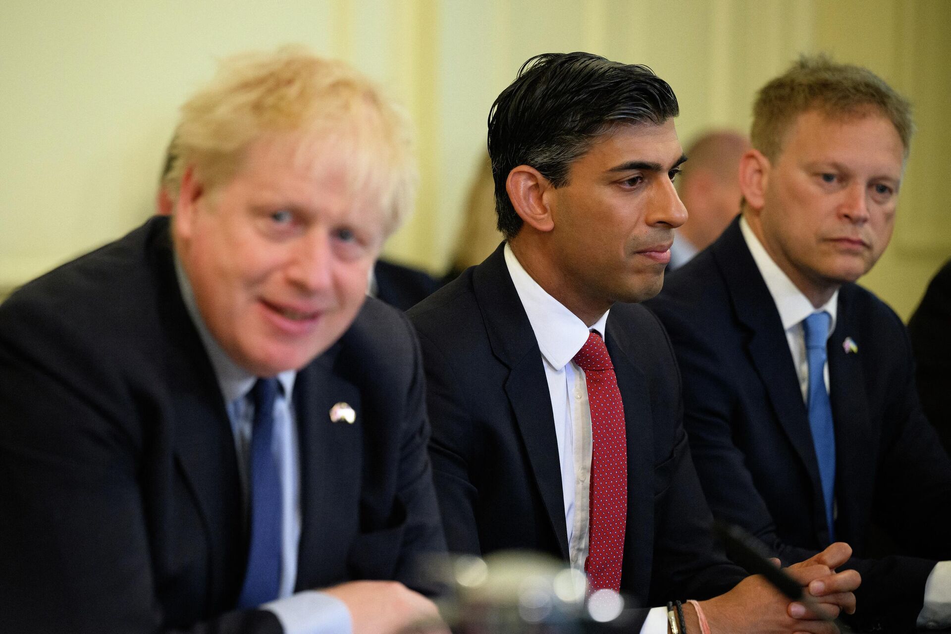 (From L) Britain's Prime Minister Boris Johnson, Britain's Chancellor of the Exchequer Rishi Sunak and Britain's Transport Secretary Grant Shapps attend a Cabinet meeting at 10 Downing Street, in London, on June 7, 2022 - Sputnik International, 1920, 23.10.2022